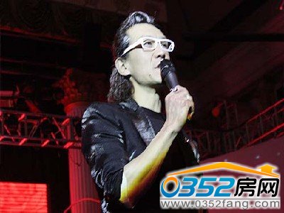 “长发飘白”的发型是李咏特意为见面会所设计的