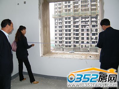 业主在财富观邸准现房现场进行实地测量