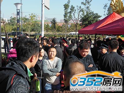 等待入场的业主