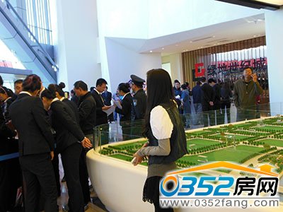 业主们正在签署购房合同