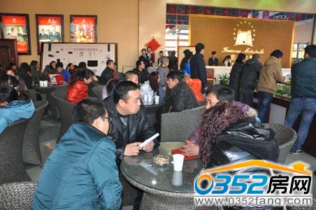 现场等候认筹的客户