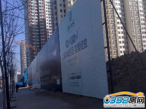 刚刚搭起的围挡