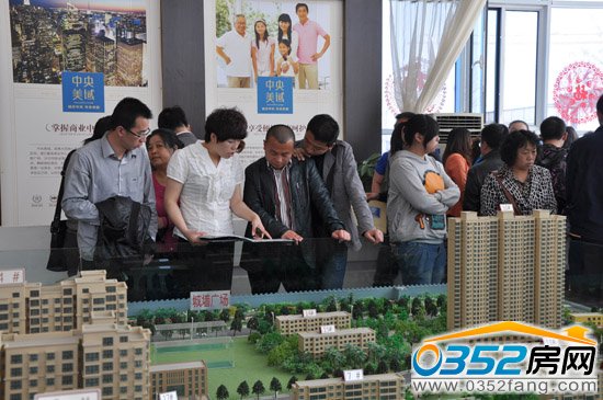 中央美域职业顾问耐心为看房客户解说