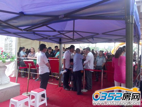 市民踊跃排号中