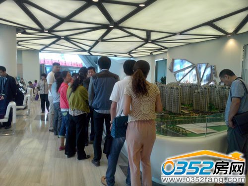 市民在观摩沙盘