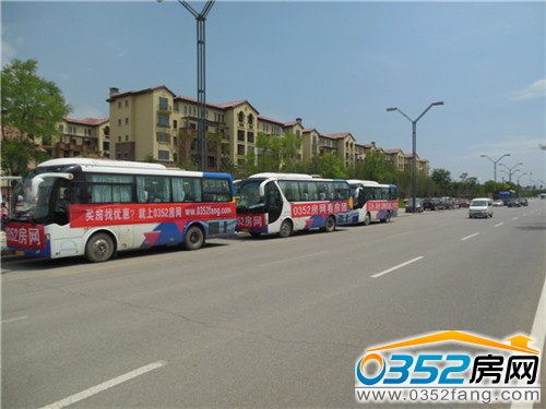 三辆豪华大巴全程接送
