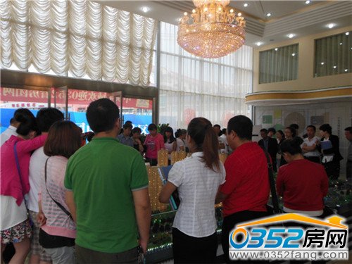 看房团网友积极听取项目介绍