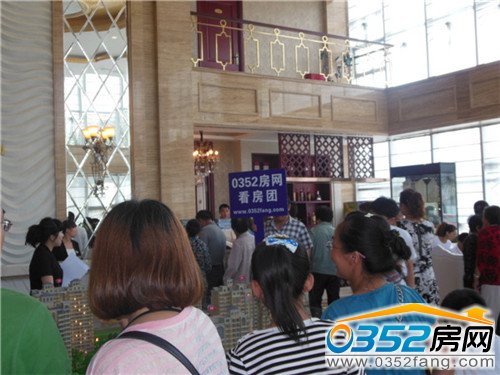 看房团网友听取千禧御东画卷的介绍