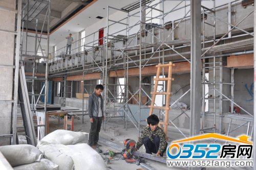 工作人员进行门体安装作业