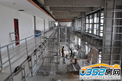 站在二楼东侧看一楼