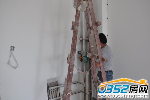 工作人员进行暖气管道安装