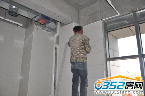最后一间进行墙面瓷砖粘贴的房间