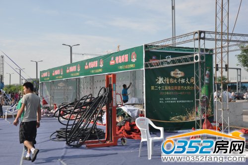 工作人员正在加紧布置场地