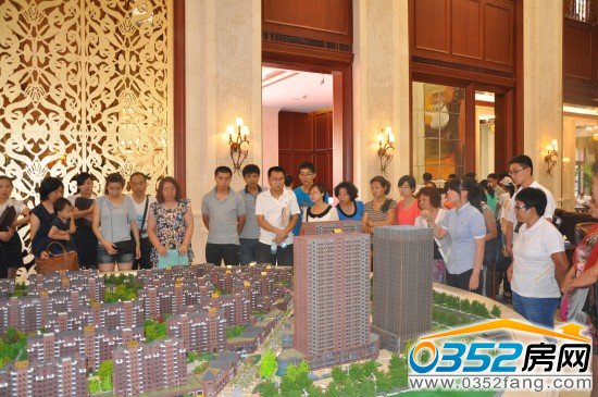 网友听取置业顾问对项目的介绍