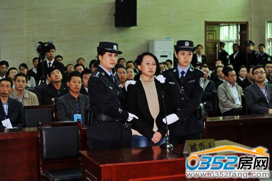 9月24日,龚爱爱站在被告席上。