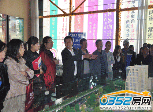 奕城名都置业顾问向顾客介绍详情