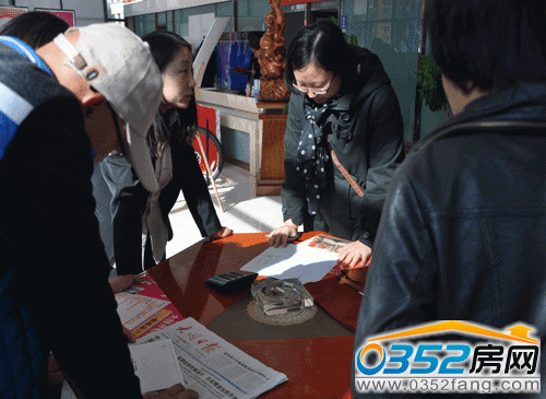 网友向财富官邸置业顾问了解楼盘信息