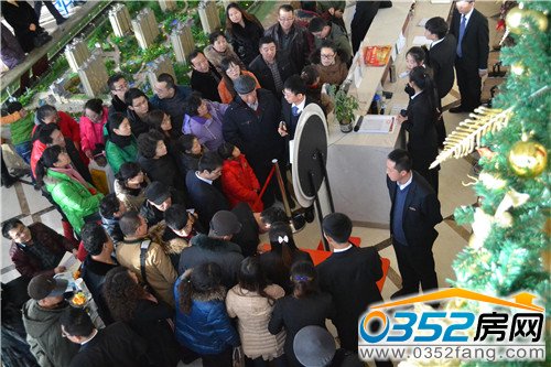 到访客户兴致盎然参加抽奖活动