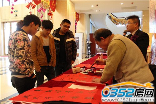 客户在书法老师的指导下写下新年的美好祝福