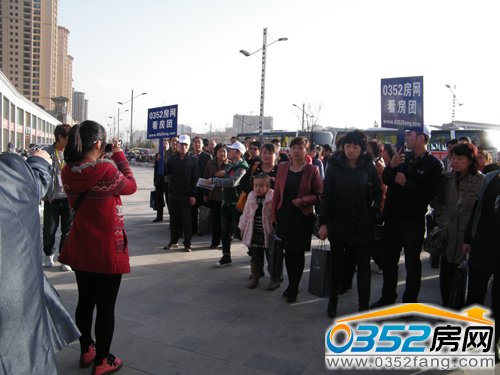 看房团网友聚集在楼盘前