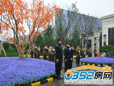接待中心门前的军乐队