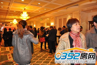 业主们签到入场
