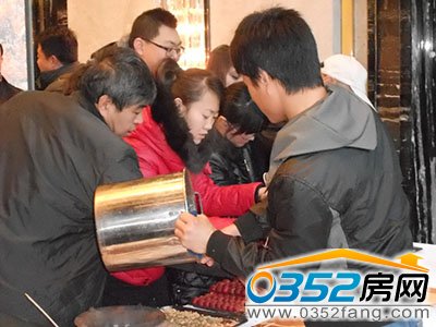 业主们积极参加糖葫芦DIY