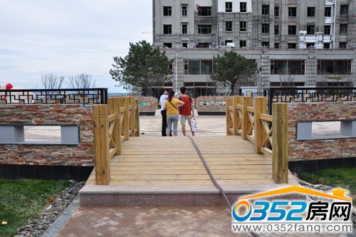 置业顾问为客户做现场讲解