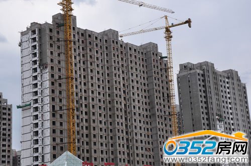 1——6号楼完成封顶 从右往左为1号楼2号楼