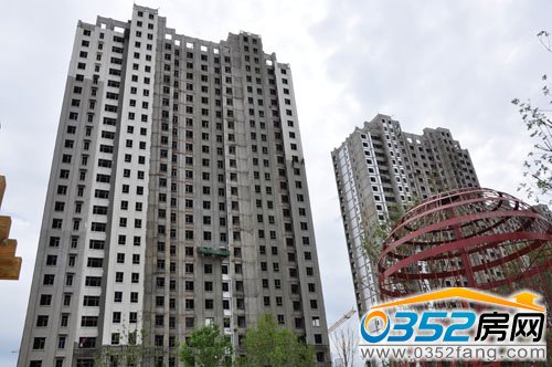 1——6号楼完成封顶 图从左往右为4号楼6号楼