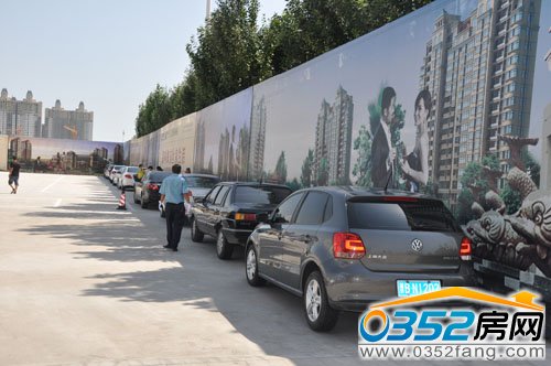 工作人员指挥现场秩序