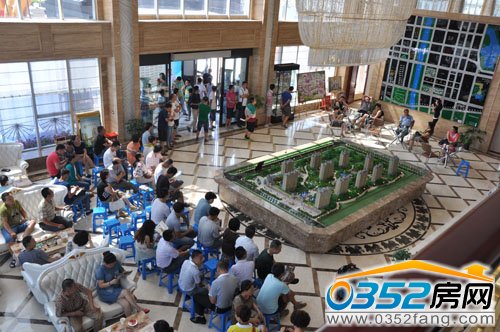 工作人员为到访客户讲述活动流程