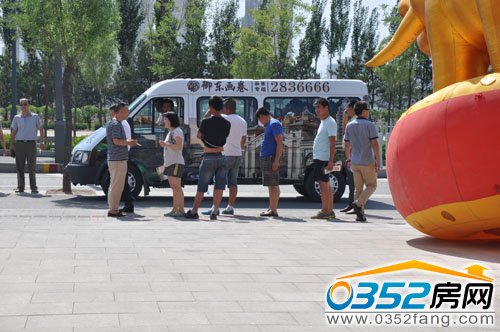 客户在等候上车前往样板间