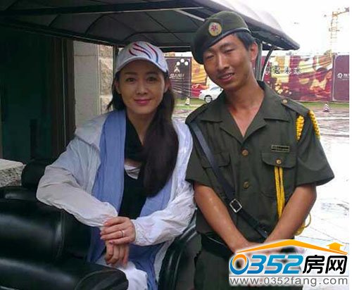 李琳与恒大绿洲服务人员合影