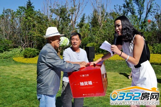 正在进行抽奖的市民