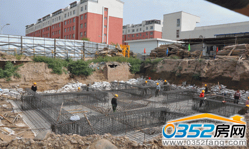 8号楼正在进行筏板基础钢筋施工