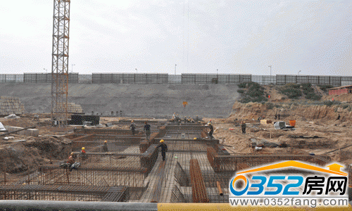 10号楼正在进行筏板基础钢筋施工