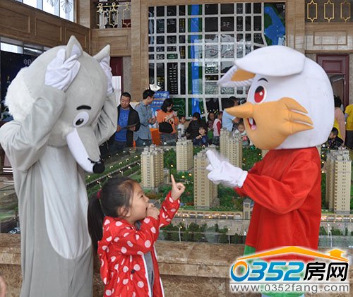 千禧工作人员与孩子互动玩乐