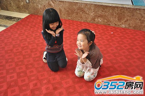 小朋友们沉浸在欢乐的表演中