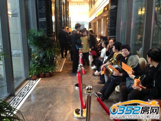 等候区等待发号的市民