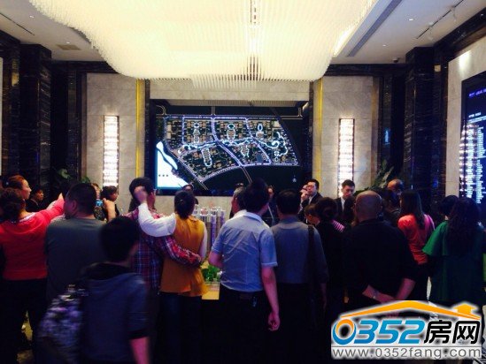 富力城营销中心里边就挤满了前来参加开盘活动的客户
