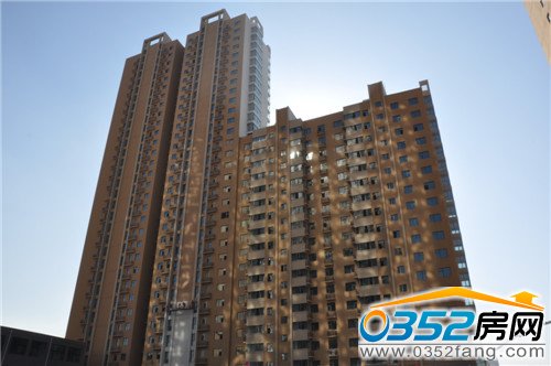 2号楼即将完成整体外立面粉刷