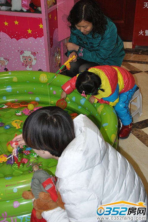 捕鱼池带让小朋友们度过美好游戏时光