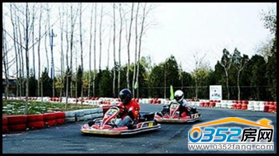 富力精心打造了迷你F1跑道,头盔、手套、赛车服等赛车装备一应俱全