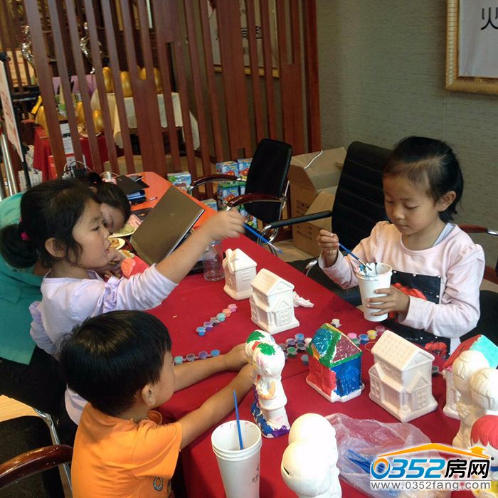 0316423306bb7b85352348.jpg 小朋友参加DIY图.jpg