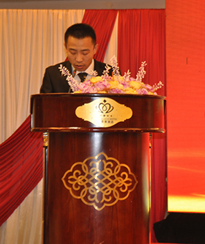 0352房网总经理肖瑞良上台发言