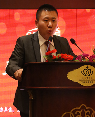 0352房网总经理杨栋梁上台发言