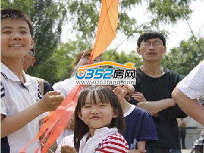 风筝节的孩子们