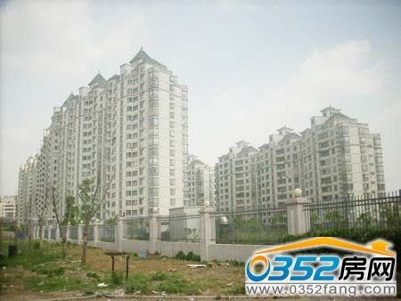 两栋高层孤单林立
