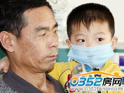 父亲抱着孩子在医院